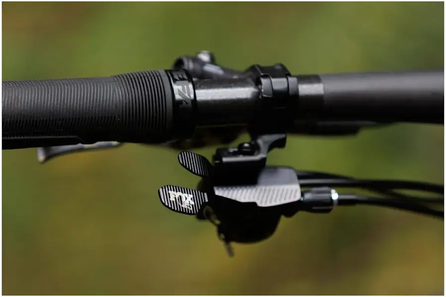 Mando remoto bloqueo fox de 3 posiciones y 2 cables Twin Stick 2026 en Bikes Click